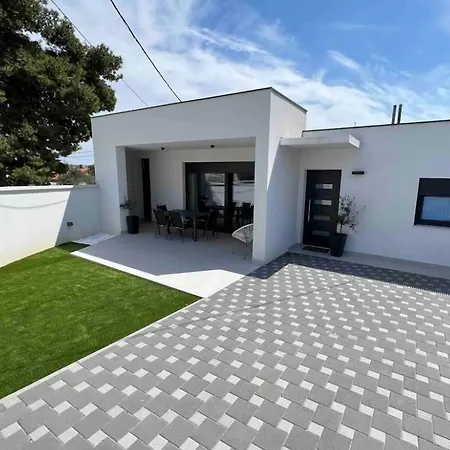 펜션 Teuta House