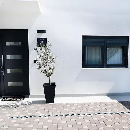 Teuta House 펜션 *