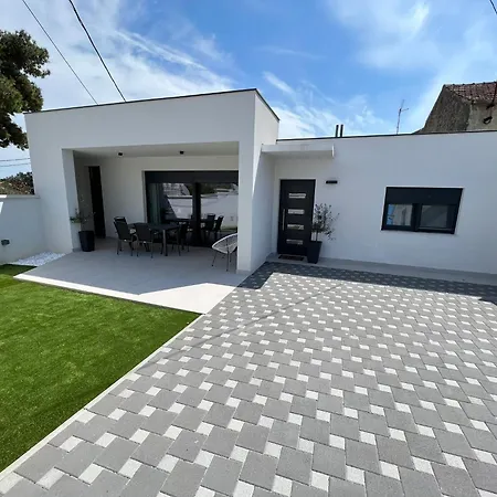 Teuta House Будинок відпочинку