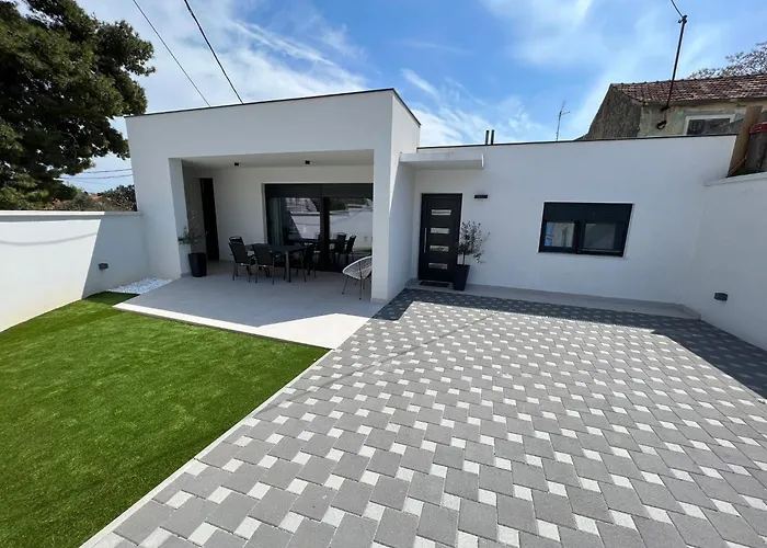 Teuta House Будинок відпочинку